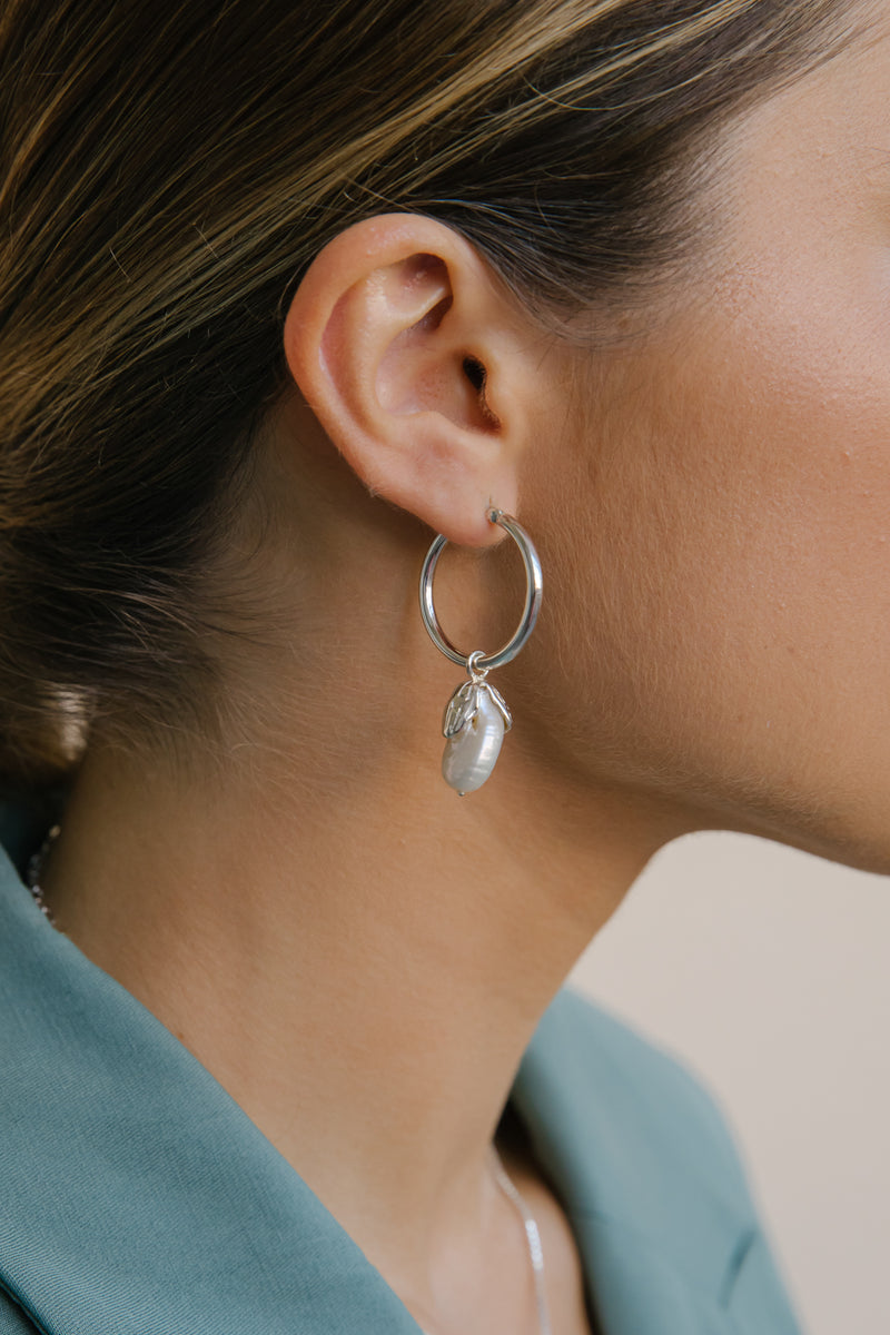 Pearl leaf earring silver